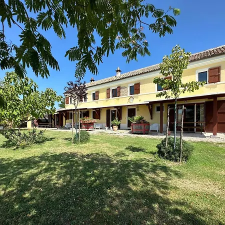 Charming Historic Hideaway With Stunning Pool דירה סניגליה